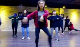 科目三跳舞. 科目三跳舞.